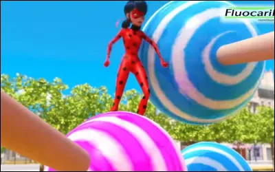 De quelle partie de son corps Sucette Boy se sert-il le plus pour donner des coups &agrave; Ladybug et &agrave; Chat Noir ?