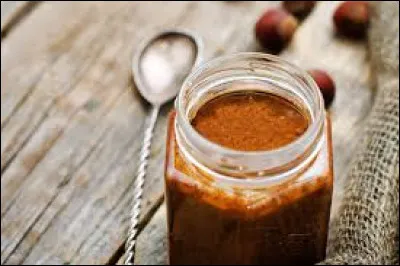 Le praliné à l'ancienne est un mélange de fruits secs entier torréfiés et de sucre caramélisé durant la cuisson.