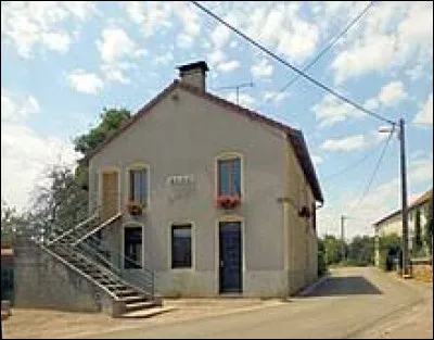 Petit village Haut-Marnais de 81 habitants, sur les bords du Mouzon, Outremécourt se situe en région ...