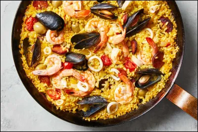 C'est le safran qui donne sa couleur à la paella.