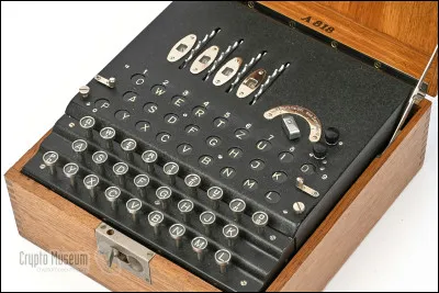 Top ! Je suis un dispositif de cryptage utilisé pendant la Seconde Guerre mondiale par l'Allemagne nazie pour sécuriser leurs communications. J'ai été décryptée grâce au travail acharné de cryptanalystes, dont Alan Turing, ce qui a permis de changer le cours de la guerre. Je suis
