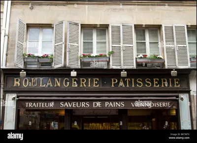 Top ! Je suis un petit gâteau individuel, souvent décoré avec du glaçage coloré et des garnitures sucrées. Je suis originaire des États-Unis et je suis devenu très populaire dans le monde entier grâce à ma taille mini et à mon apparence festive. Je suis...