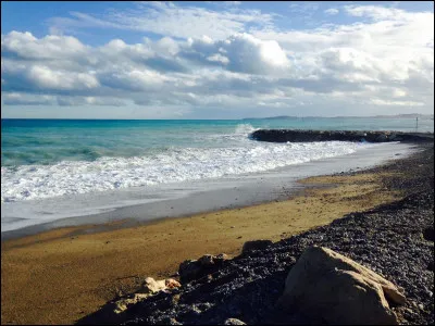 Top ! Je suis une mer intérieure qui sépare l'Europe de l'Est de l'Asie Mineure. Située entre six pays, je suis reliée à la mer Méditerranée par le détroit du Bosphore. Ma particularité réside dans ma faible salinité, et je possède des zones presque anoxiques, où l'oxygène est quasiment absent, créant un écosystème unique. Je suis