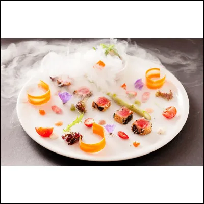 Top ! Je suis une discipline culinaire innovante qui utilise des techniques scientifiques pour transformer les ingrédients et les textures de manière spectaculaire. Mon objectif est de surprendre les sens et de créer des expériences gustatives uniques grâce à l'utilisation d'outils comme les siphons, l'azote liquide et d'autres technologies. Je suis