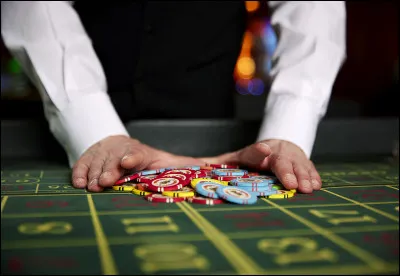 Top ! Je suis un jeu de cartes traditionnel qui se joue à quatre joueurs. Un joueur, appelé le preneur, prend des engagements contre les trois autres. Le but est d'obtenir un certain nombre de points, déterminés par les cartes spéciales comme l'excuse, le petit et le 21. Je suis