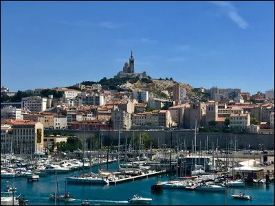 Top ! Je suis une ville située sur la côte méditerranéenne, dans le sud de la France. Je suis célèbre pour mon vieux port, témoin de siècles d'histoire, pour mon équipe de football et pour ma fameuse bouillabaisse. J'ai une histoire riche, remontant à plus de 2 600 ans, et je suis le carrefour de nombreuses cultures et influences. Je suis...