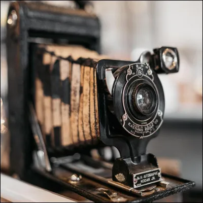 Top ! Je suis une technique photographique inventée en 1839 par un inventeur français. Mon procédé consiste à capturer des images sur une plaque métallique polie, ce qui me permet de créer des images très détaillées. Jai été la première méthode de photographie commerciale et populaire, mais ma production était longue et complexe. Je suis...