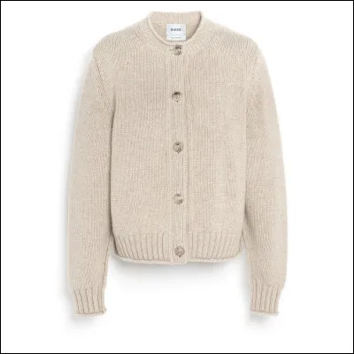 Top ! Je suis un vêtement en tricot, généralement à boutons, porté par-dessus une chemise. Jai été popularisé par un aristocrate britannique du XIXe siècle, puis jai traversé les âges et les styles pour devenir un incontournable du vestiaire masculin et féminin. Ma forme est souvent ouverte à l'avant, et je suis associé à un look décontracté et élégant. Je suis