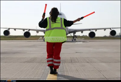 Top ! Je suis un système de communication visuelle qui utilise des drapeaux ou des bâtons pour représenter les lettres de l'alphabet. Chaque lettre est symbolisée par une position spécifique des bras ou des drapeaux. Ce moyen de transmission est encore utilisé aujourd'hui dans certaines situations maritimes. Je suis