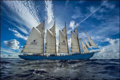 La poupe est ... d'un navire.