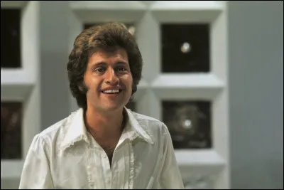 Complétez le titre d'une chanson de Joe Dassin : "Dans les yeux ...".