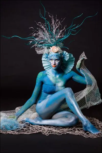 Qui est cette déesse de la mer et des monstres marins puis épouse du dieu Poseidon ?