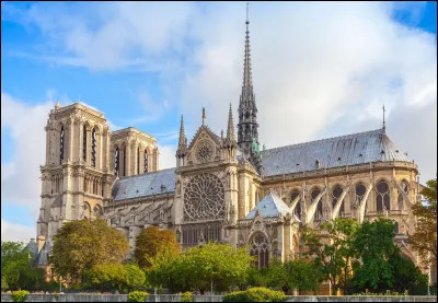 Top ! Je suis un style architectural qui a vu le jour en France au XIIe siècle, influençant considérablement les bâtiments religieux à travers toute l'Europe. Mes caractéristiques incluent des voûtes en ogive, des arcs-boutants et des fenêtres ornées de vitraux colorés. Mon apogée est marquée par des édifices majestueux, comme Notre-Dame de Paris et la cathédrale de Chartres. Je suis