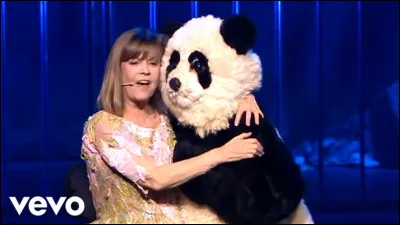 Top ! Je suis une chanteuse et comédienne française, née dans les années 40, devenue une figure incontournable des années 70 et 80 grâce à mes chansons pour enfants. Connue pour des tubes comme ''Pandi Panda'' et ''Bécassine'', j'ai également marqué la scène télévisée en animant des émissions pour la jeunesse. Ma carrière est étroitement liée à l'imaginaire des enfants de l'époque. Je suis...