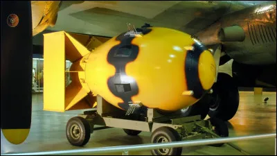 Top ! Je suis lune des deux bombes atomiques larguées par les États-Unis sur le Japon à la fin de la Seconde Guerre mondiale. Ma détonation a eu lieu le 9 août 1945, sur la ville de Nagasaki, quelques jours après mon homologue qui a frappé Hiroshima. Mon nom, inspiré par un personnage du cinéma et évoquant une forme imposante et un poids considérable. Je suis...