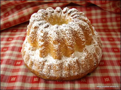 Top ! Je suis un gâteau-brioche moelleux, sucré ou salé, préparé avec de la levure de bière. Ma forme caractéristique en couronne haute et cannelée provient d'un moule traditionnel avec un trou au centre. Originaire d'Europe centrale et notamment des cuisines alsacienne et lorraine, je peux être garni de raisins secs imbibés de rhum ou de kirsch, ou d'amandes. Je suis...