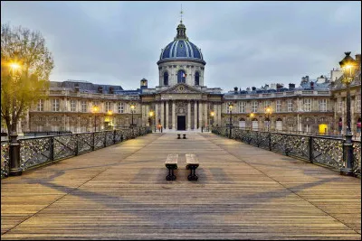 Top ! Je suis un journaliste, écrivain et animateur français, célèbre pour avoir créé et animé des émissions littéraires emblématiques comme ''Apostrophes'' et ''Bouillon de culture''. Après avoir travaillé au Figaro littéraire, j'ai fondé le magazine ''Lire'' et été à l'origine de championnats d'orthographe populaires. J'ai aussi présidé l'Académie Goncourt entre 2014 et 2019. Je suis...