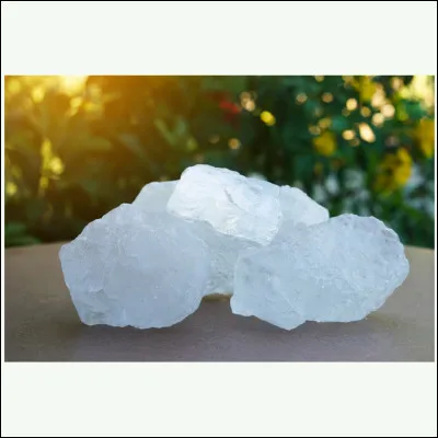 Top ! Je suis un minéral naturel reconnu pour mes propriétés antibactériennes et astringentes. Composé principalement de sels d'aluminium, mon cristal transparent est souvent privilégié dans les produits cosmétiques comme alternative aux déodorants chimiques. Sous forme de pierre solide, je suis appliqué sur la peau après la douche pour un effet longue durée. Je suis...