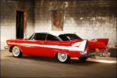 Top ! Je suis un film d'horreur réalisé par John Carpenter, sorti en 1983, et tiré du roman de Stephen King. Mon histoire tourne autour dune voiture possessive et maléfique, une Plymouth Fury de 1958, qui prend peu à peu le contrôle de son conducteur, un jeune homme solitaire. Au fur et à mesure, la voiture transforme sa vie et celle de ceux qui lentourent. Je suis