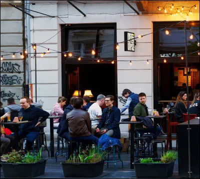 Hier, nous sommes [allaient] au restaurant.