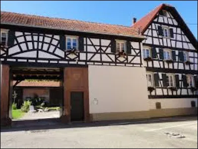Je vous attends dans le Grand-Est, devant cette ferme du XIXe siècle, à Ohlungen. Commune de l'aire urbaine Haguenovienne, elle se situe dans le département ...