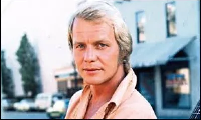 Dans la série "Starsky et Hutch", quel rôle joue David Soul ?