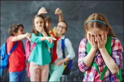 Quand quelqu'un fait cette réflexion "Ouais allez faire le ménage les filles !" comment réagis-tu ?