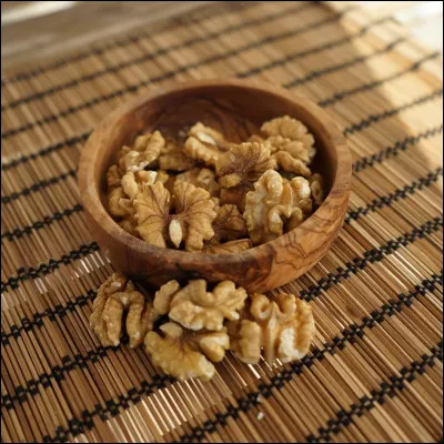 La pluie commence à tomber. Tu rentres au camp prendre ton repas du midi quand tu croises l'apprenti(e) Nuage de Neige. Il/elle te sourit puis te propose de partager une souris avec elle/lui. Tu acceptes avec joie quand soudain tu vois son meilleur ami qui est aussi ton pire ennemi (il s'appelle Nuage Brun). Nuage de Neige lui propose de manger avec vous. Quelle est ta réaction ?