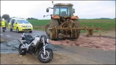 L'invention du tracteur est-il plus ou moins récent que celle de la moto ?