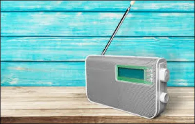 La radio RTL est-il plus ou moins vieille que la radio France Inter ?