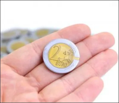 Moi aussi je suis un (ou une) spécialiste de l'évasion, vous voyez cette pièce de monnaie, et bien je suis capable de passer par un trou de cette taille !