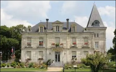 Je vous emmène en Nouvelle-Aquitaine au château Bellegarde (où se trouve la mairie), à Rion-des-Landes. Ville de l'arrondissement de Dax, elle se situe ...