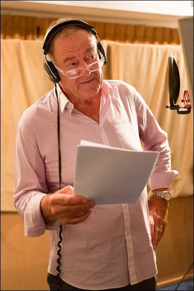 Passons maintenant à sa carrière dans le doublage, qui nécessite aussi un véritable talent de comédien. 
De quel acteur américain est-il la voix régulière ?