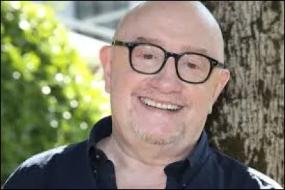 Au mois de septembre, ouf ! pas de décès notable dans le monde.
03 octobre : 
Ce jour-là disparaît l'acteur, réalisateur, scénariste et dialoguiste, Michel Blanc, à l'âge de 72 ans. Dans les films ''Les Bronzés'' (1978), ''Les Bronzés font du ski'' (1979), ''Les Bronzés 3 : Amis pour la vie'' (2006), quel rôle joue-t-il ?