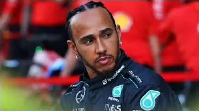 Lewis Hamilton est un célèbre pilote de Formule 1 originaire du Royaume-Uni.