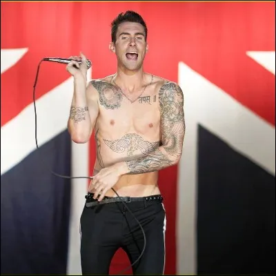 Quel chanteur de rock à la langue bien pendue est célèbre pour son jeu de scène qui a inspiré une chanson à Maroon 5 ?