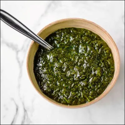 Quelle plante apparue en Angleterre pendant le XVIIe siècle possède des propriétés aromatiques et digestives ?