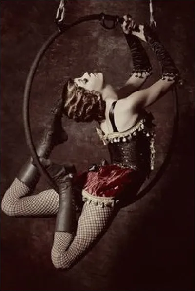 Qui était la petite-fille de l'artiste circassienne et chanteuse Emma Saïd Ben Mohamed, dite "Aïcha" ?