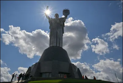 Mon premier est le début du mot ''ukulele'',
Mon second est la femme du roi,
Mon tout est dEurope le deuxième plus grand pays.