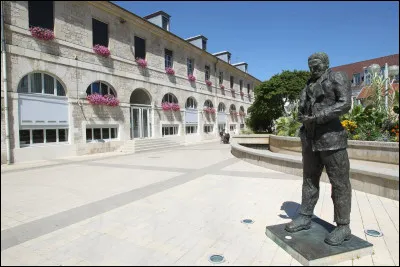 Blottie dans un méandre du Doubs et surplombée par sa citadelle Vauban, c'est Besançon. Quelle est cette place, surnommée ''place des grands hommes'' par les Bisontins ?