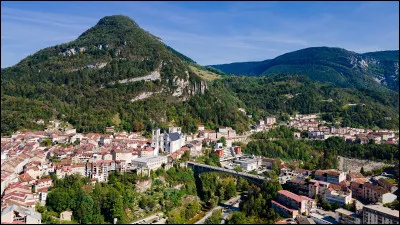 Quelle est cette petite ville connue pour son savoir-faire en tournage sur bois ?