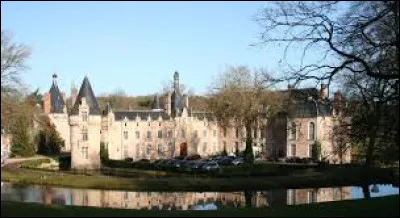 Je vous emmène dans le Centre-Val-de-Loire à la découverte du château d'Esclimont, à Saint-Symphorien-le-Château. Ancienne commune de l'arrondissement de Chartres, elle se situe dans le département ...