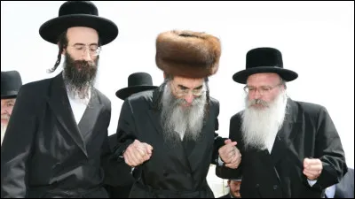 Compl&eacute;tez cette citation de Jean-Marie Le Pen : "Je ne dis pas que les ... n'ont pas exist&eacute;, je n'ai pas pu moi-m&ecirc;me en voir, je n'ai pas &eacute;tudi&eacute; sp&eacute;cialement la question, mais je crois que c'est un point de d&eacute;tail de l'histoire de la Deuxi&egrave;me Guerre mondiale".