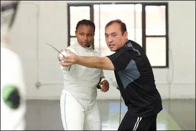 Comment appelle-t-on la personne qui entraîne les escrimeurs ?