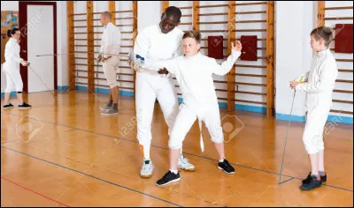 Comment appelle-t-on la personne qui entra&icirc;ne les escrimeurs ?