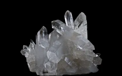 Top ! Je suis une substance minérale très présente dans la croûte terrestre, souvent retrouvée sous forme de cristaux comme le quartz ou amorphe comme dans le verre. Utilisée dans des secteurs comme la fabrication de matériaux optiques, de semi-conducteurs ou dans la construction, je joue un rôle essentiel dans de nombreuses industries. Je suis...