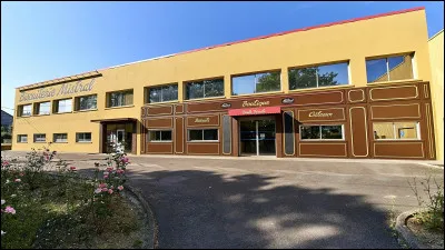 Top ! Je suis un biscuit très populaire, fabriqué par une entreprise emblématique de la ville de Nantes, qui a vu sa renommée grandir grâce à ma texture tendre et mon cur de chocolat. Bien que mes ventes aient connu une baisse récente, je reste un classique des goûters. Mon nom est l'acronyme de la société qui me produit. Je suis...