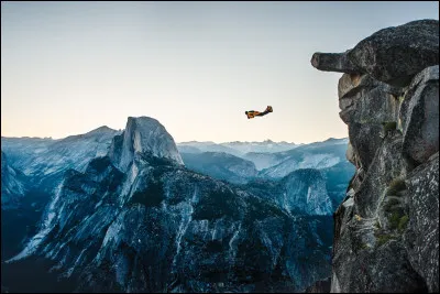 Top ! Je suis un sport extrême consistant à sauter depuis des plateformes fixes, telles que des immeubles, des ponts, des falaises ou des antennes, en utilisant un parachute pour ralentir la chute libre. Ce sport mêle des éléments de voltige, de parachutisme et parfois de wingsuit. Je suis