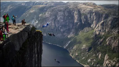 Top ! Je suis un sport extr&ecirc;me consistant &agrave; sauter depuis des plateformes fixes, telles que des immeubles, des ponts, des falaises ou des antennes, en utilisant un parachute pour ralentir la chute libre. Ce sport m&ecirc;le des &eacute;l&eacute;ments de voltige, de parachutisme et parfois de wingsuit. Je suis…