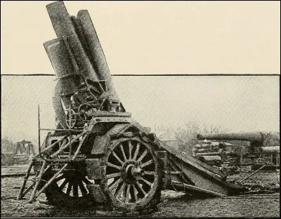Top ! Je suis une pièce d'artillerie de 420 mm, utilisée par l'armée allemande durant la Première Guerre mondiale. Mon rôle était de détruire des fortifications solides et j'ai joué un rôle décisif lors des sièges de Liège, Namur, Maubeuge et Verdun. Mes capacités de destruction ont marqué les premières étapes de la guerre. Je suis...